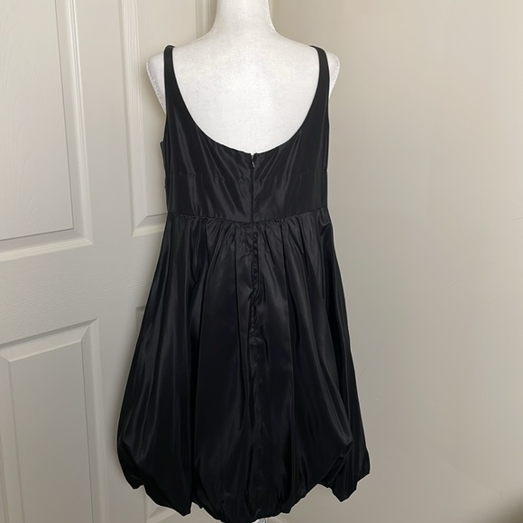 Carmen Marc Valvo: Silk Cocktail Dress with Bubble Hem - Picture 3 of 15